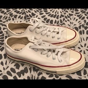 NWT, White Chuck 70 Vintage Canvas, Unisex. Size is 5 1/2.
